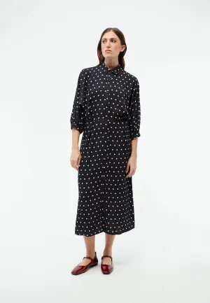 Fitted dress GBNATALINA from LENZING™ ECOVERO™ with decorative pleats - Black / White (Polkadots) Givn Berlin
