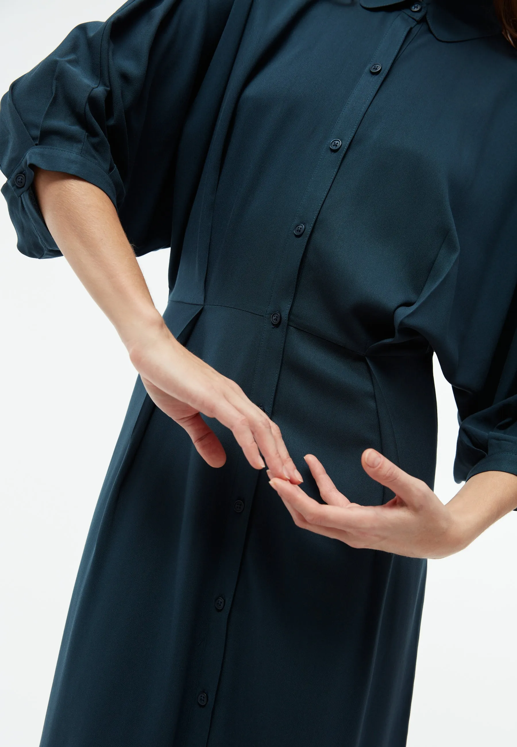 Fitted dress GBNATALINA from LENZING™ ECOVERO™ with decorative pleats - Midnight Blue Givn Berlin