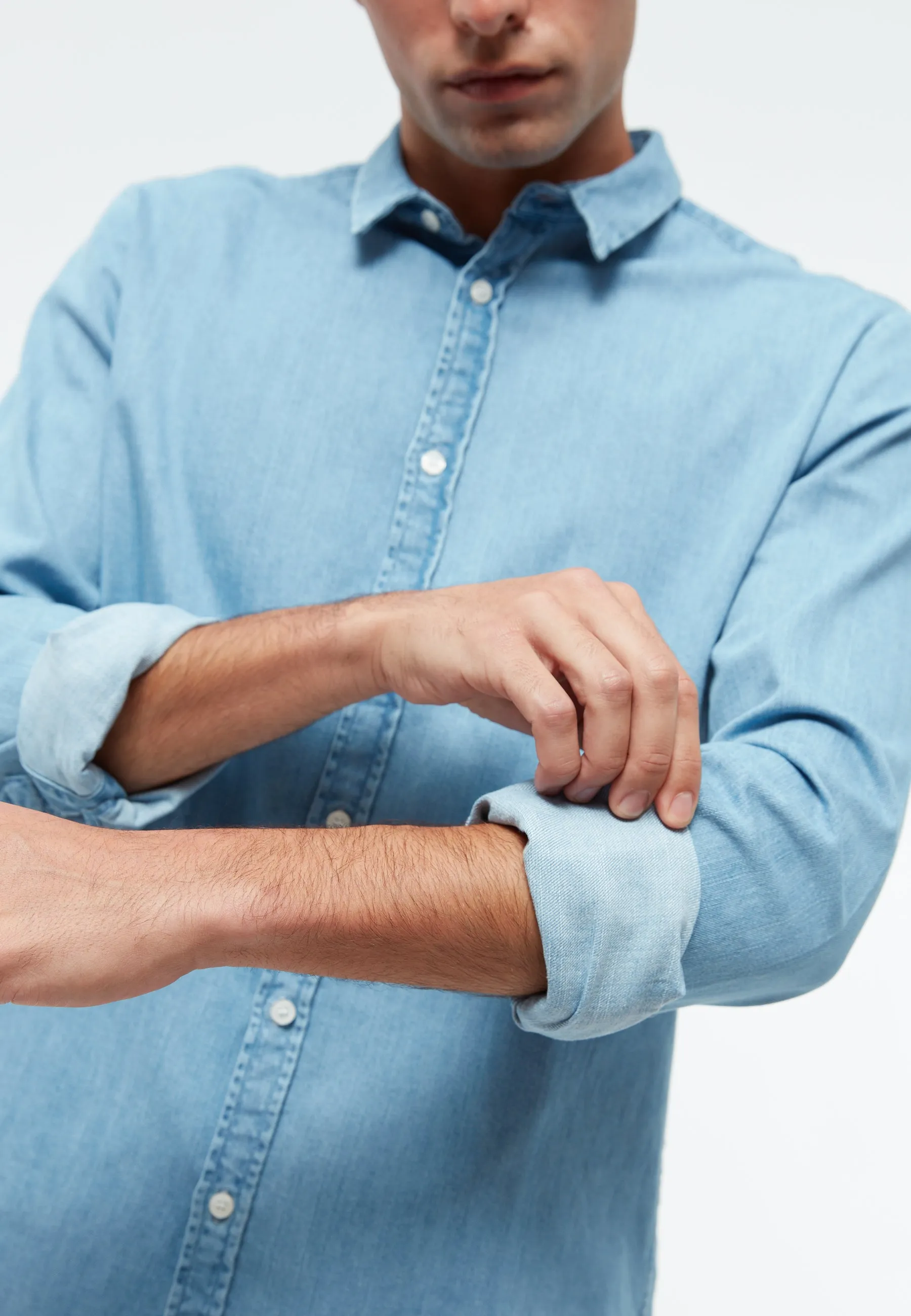 GBDEVIS denim shirt in organic cotton with classic turn-down collar - Light Blue (Denim) Givn Berlin
