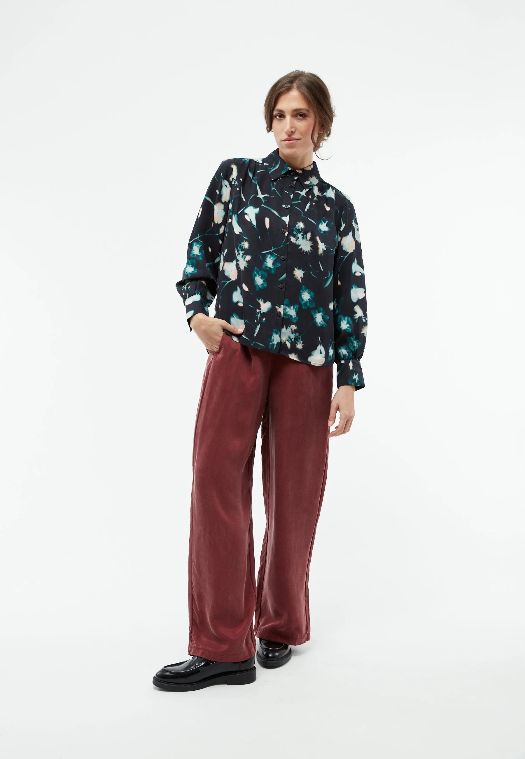 GBKASIA blouse in cupro (Bemberg™) with puff sleeves - Black / Dark Teal (Flowers) Givn Berlin