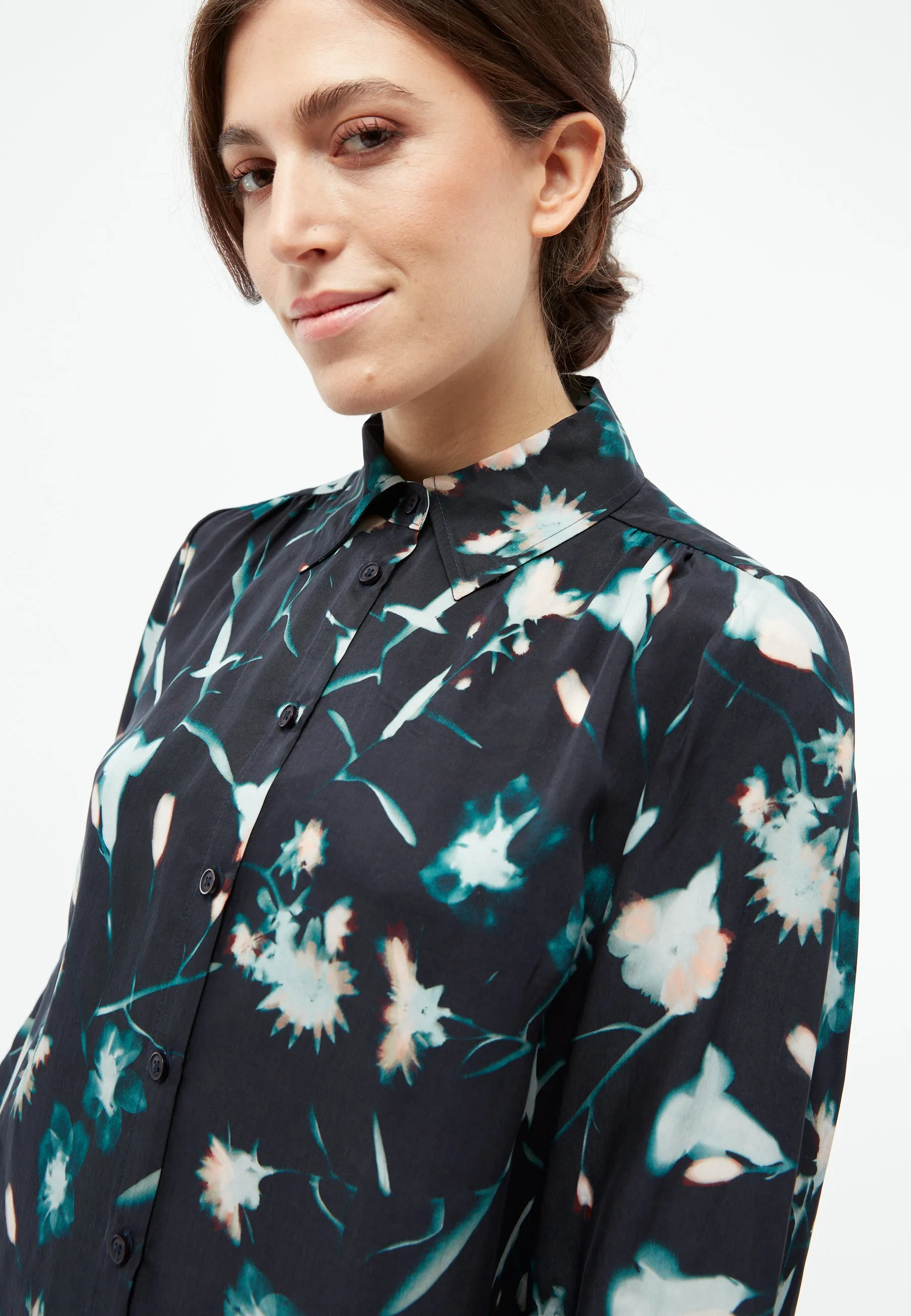 GBKASIA blouse in cupro (Bemberg™) with puff sleeves - Black / Dark Teal (Flowers) Givn Berlin
