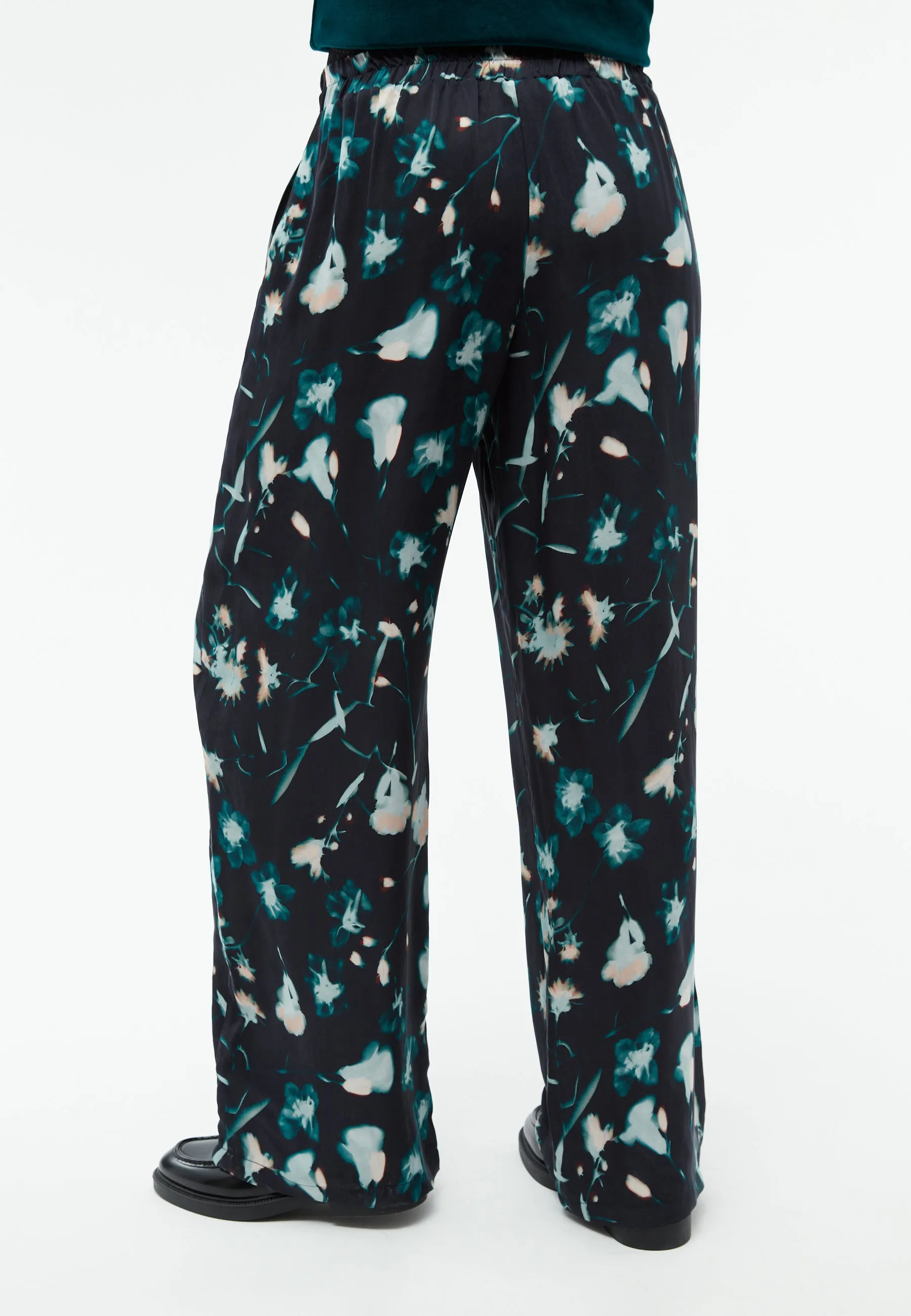 GBMARLA trousers in cupro (Bemberg™) with wide leg - Black / Dark Teal (Flowers) Givn Berlin