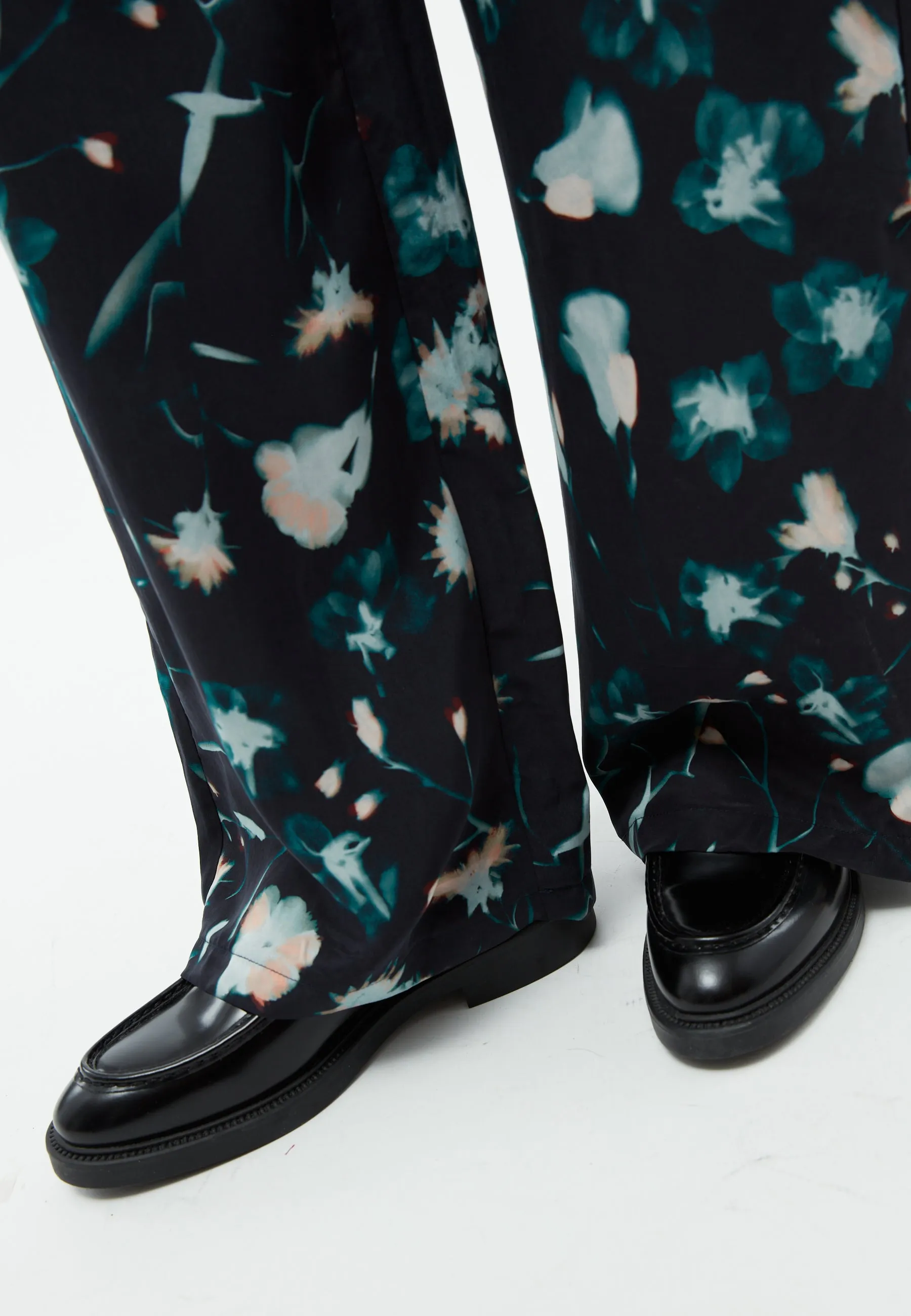 GBMARLA trousers in cupro (Bemberg™) with wide leg - Black / Dark Teal (Flowers) Givn Berlin