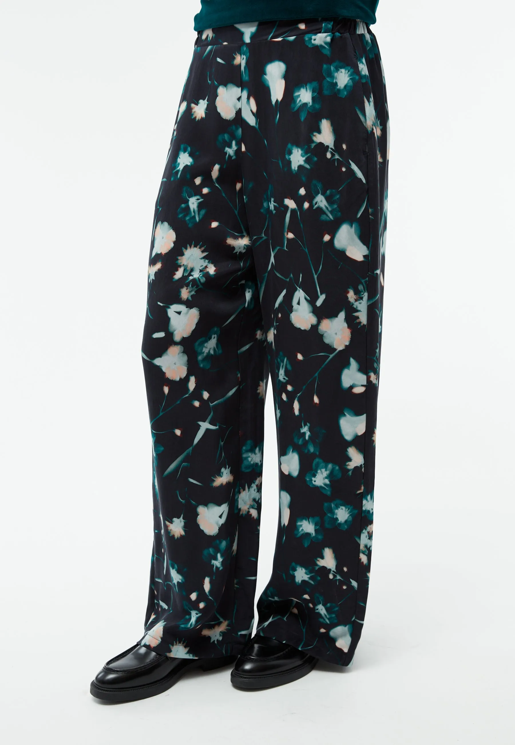 GBMARLA trousers in cupro (Bemberg™) with wide leg - Black / Dark Teal (Flowers) Givn Berlin