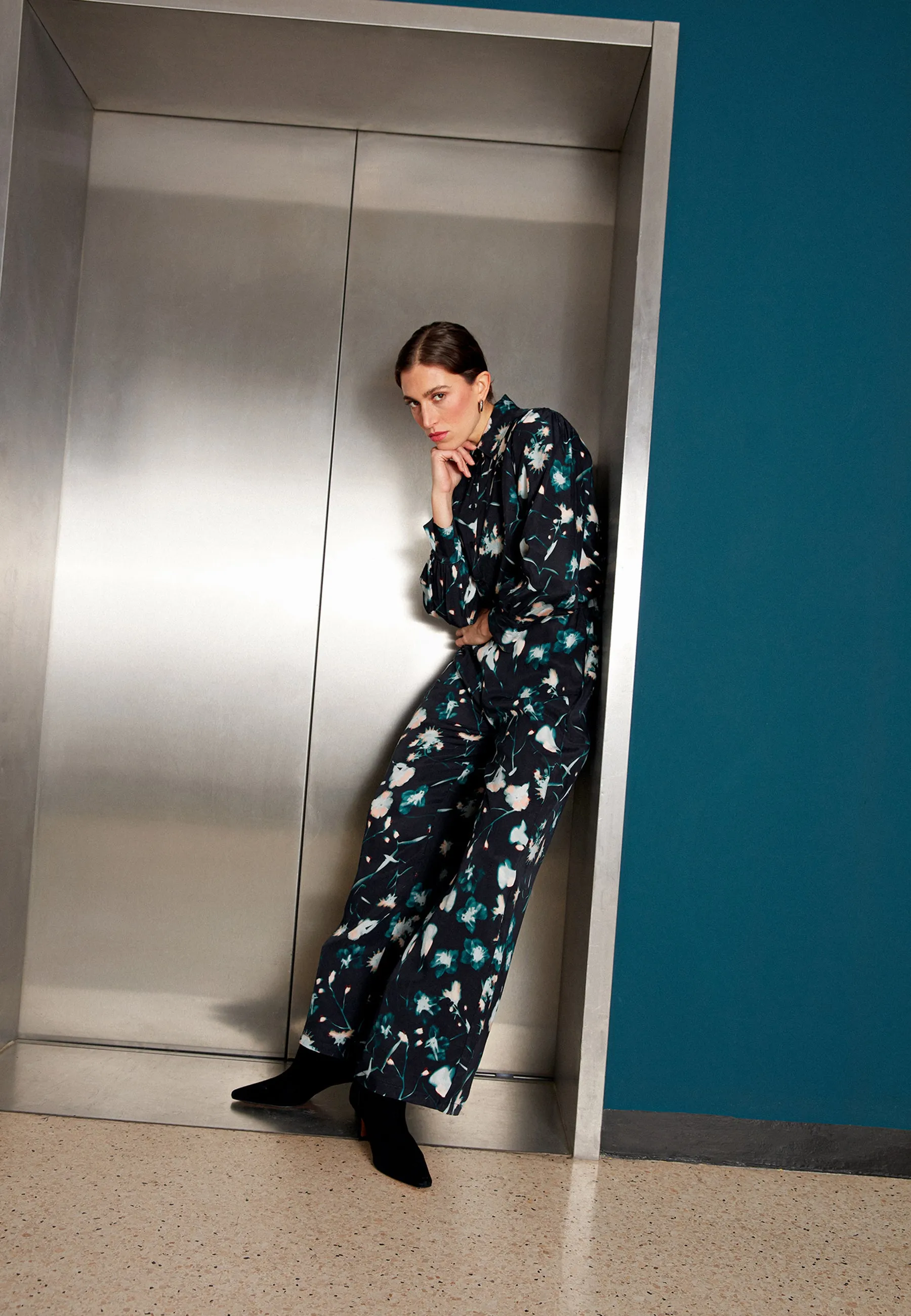 GBMARLA trousers in cupro (Bemberg™) with wide leg - Black / Dark Teal (Flowers) Givn Berlin