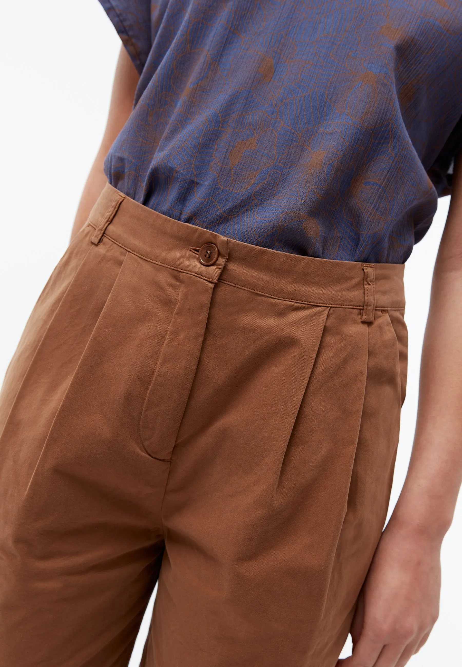 GBORLANDA shorts made from organic cotton twill - Pecan Brown Givn Berlin