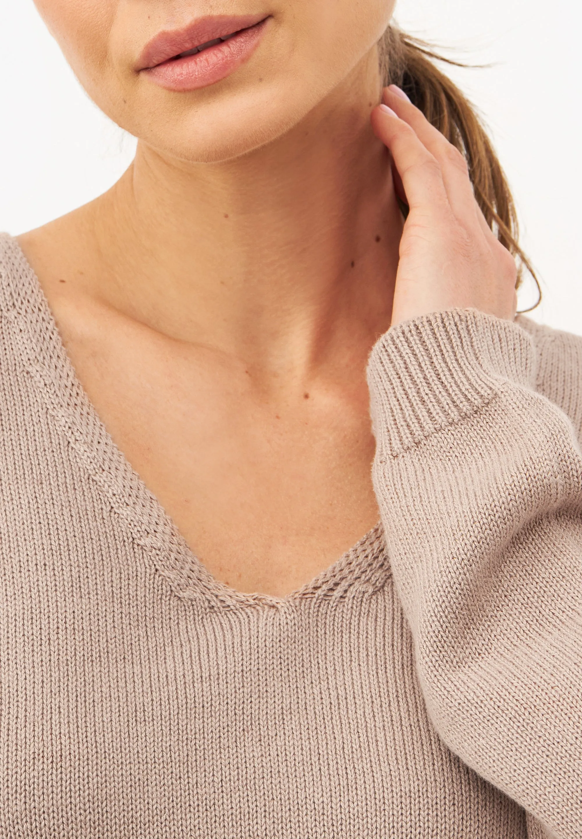 Knitted Sweater GBLINNEA Relaxed Fit Made From Organic Cotton - Light Brown Givn Berlin