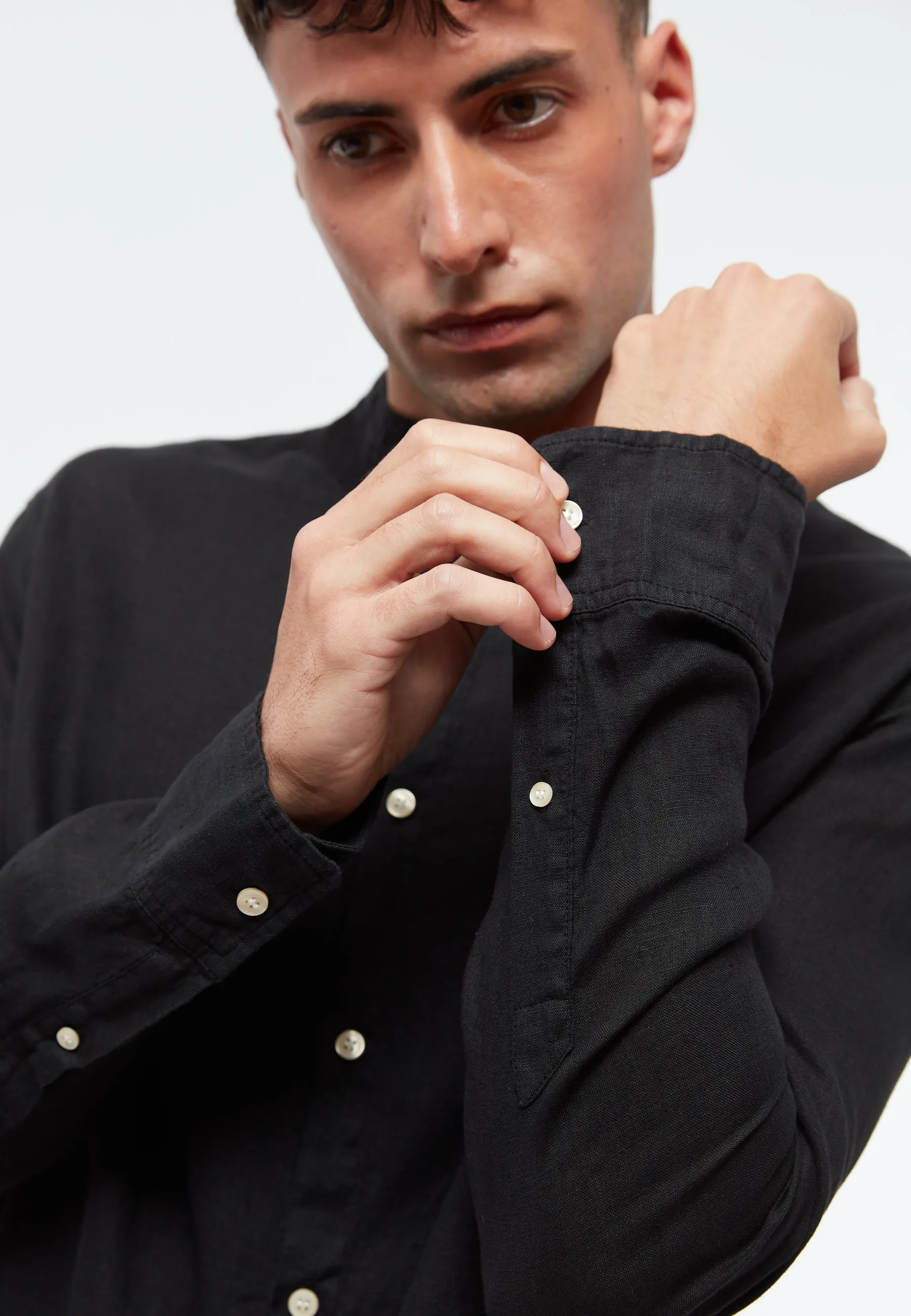 Shirt GBWES out of linen iwth stand-up collar Givn Berlin