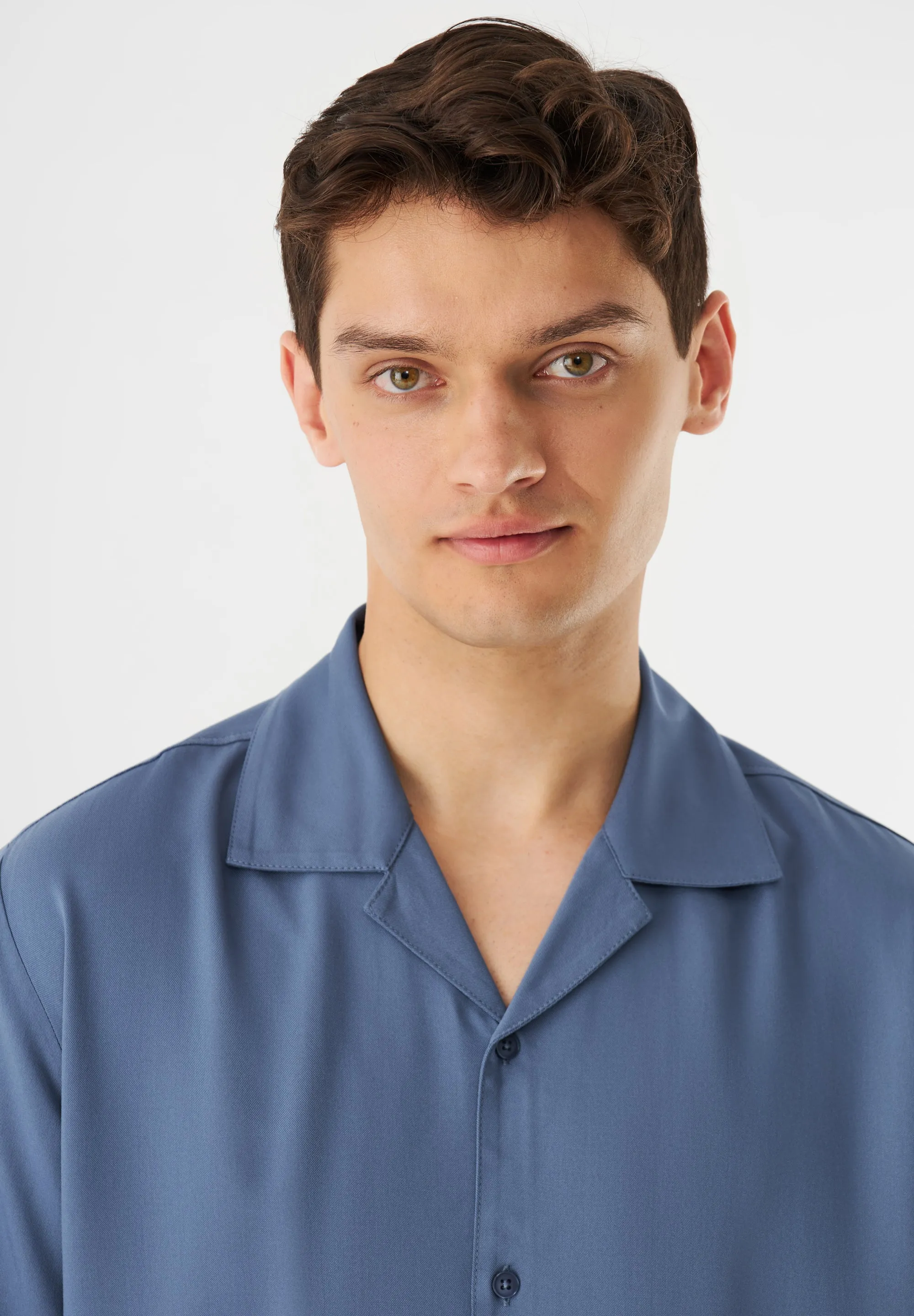 Short-sleeved shirt GBLUCA from LENZING™ ECOVERO™ - Steel Blue Givn Berlin
