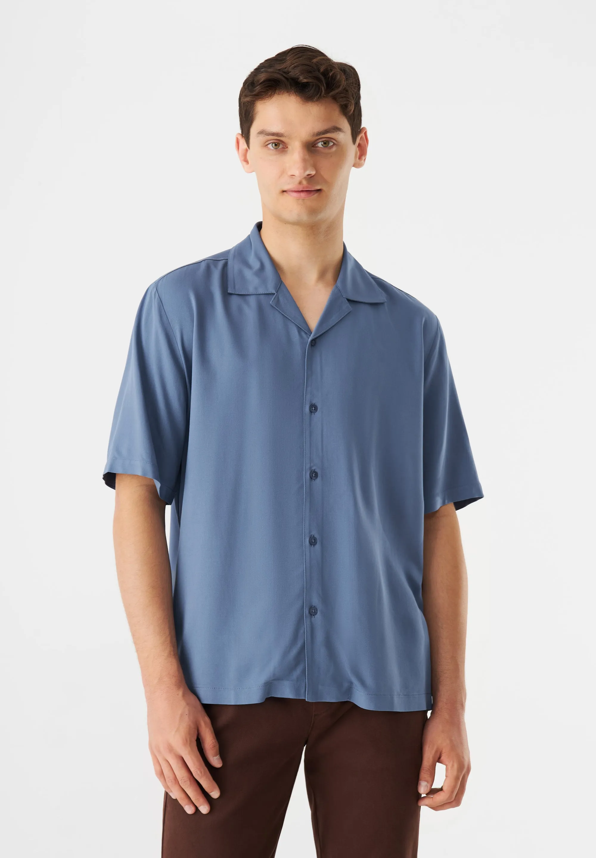 Short-sleeved shirt GBLUCA from LENZING™ ECOVERO™ - Steel Blue Givn Berlin