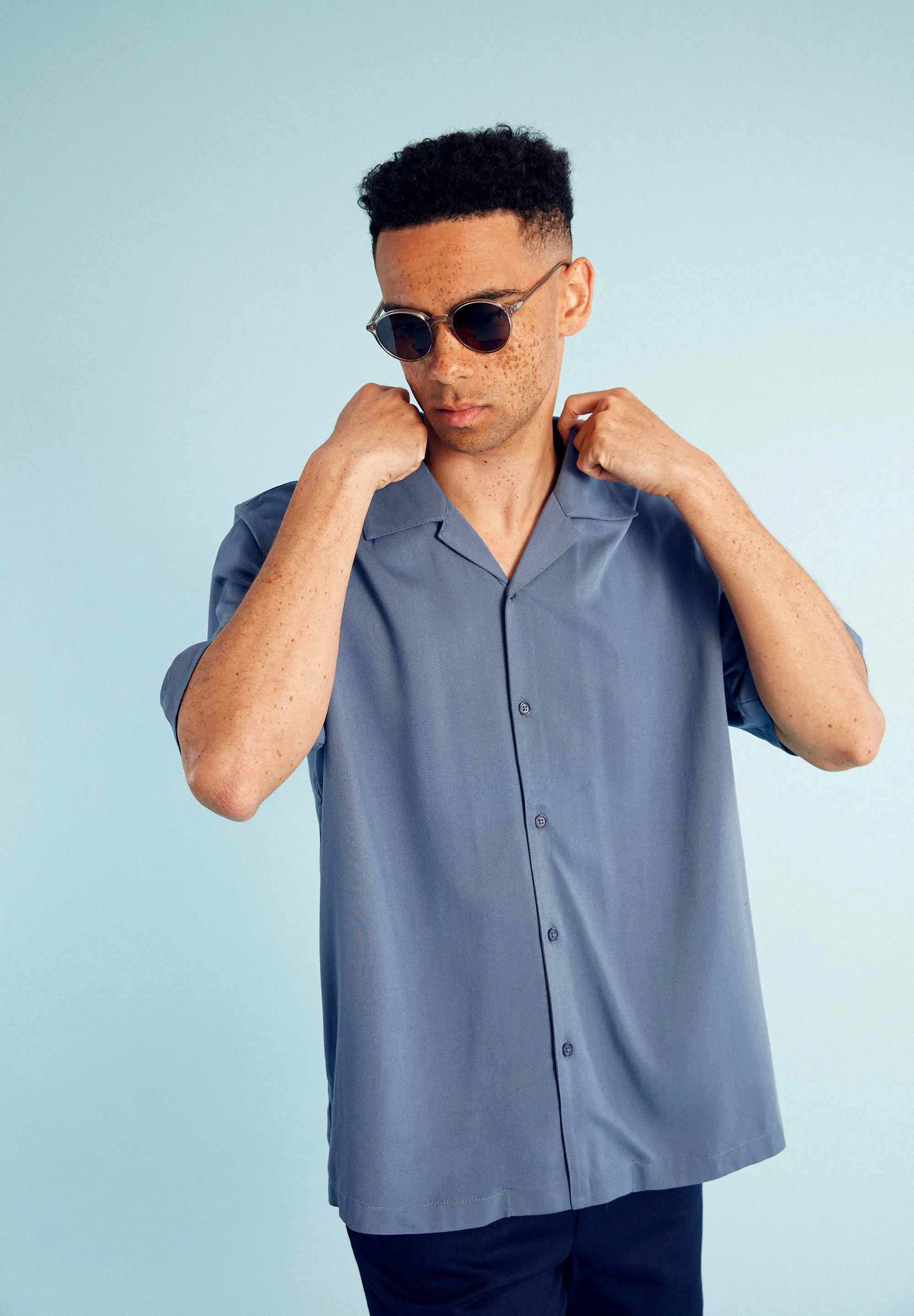 Short-sleeved shirt GBLUCA from LENZING™ ECOVERO™ - Steel Blue Givn Berlin