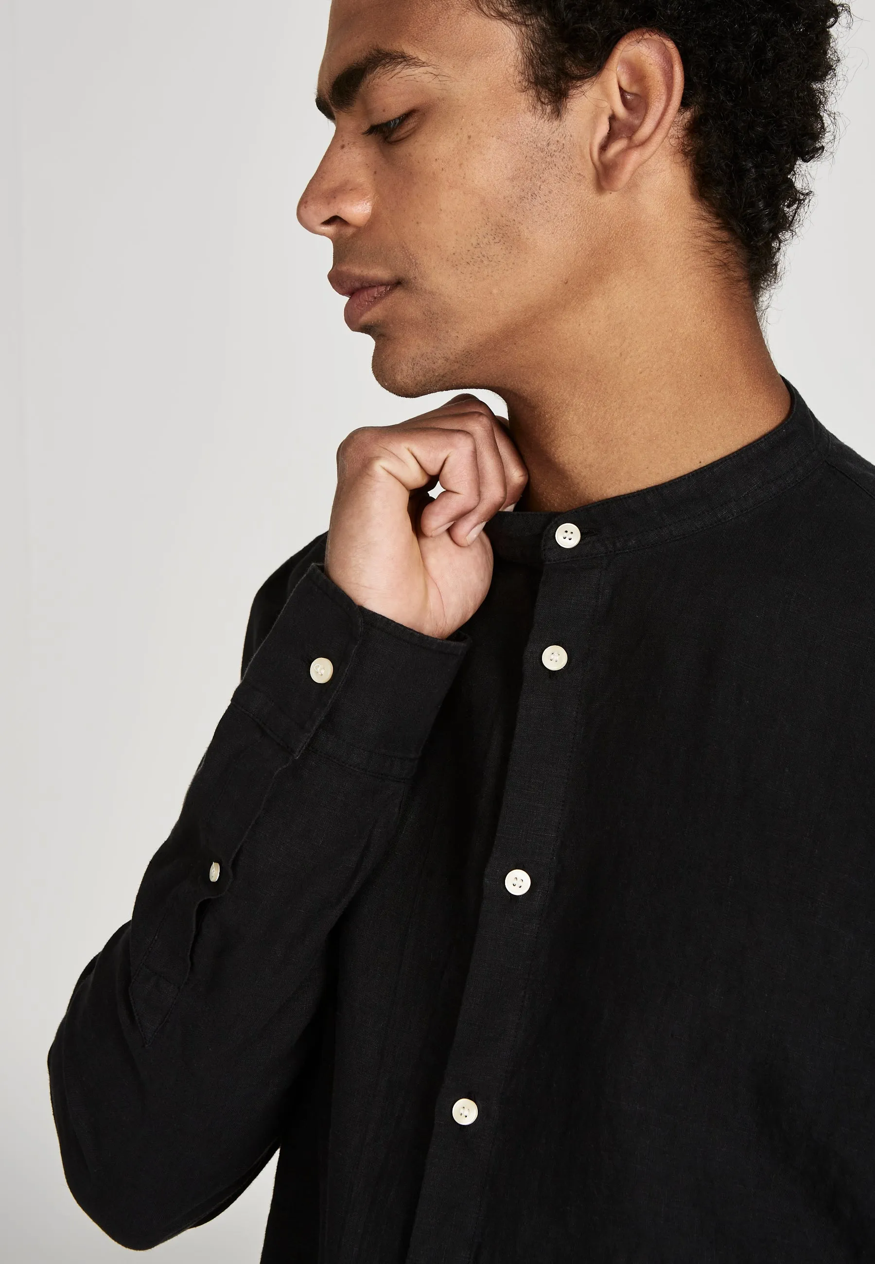 Stand-up collar linen shirt WES - Black (Linen) Givn Berlin