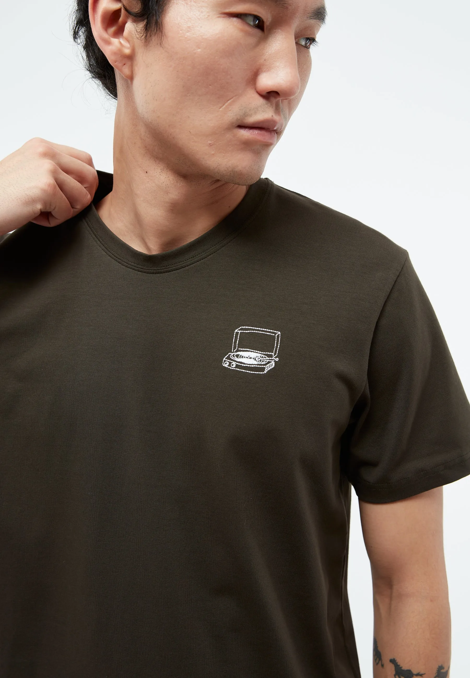 T-shirt GBCOLBY (Recordplayer) made from organic cotton - Dark Olive Givn Berlin