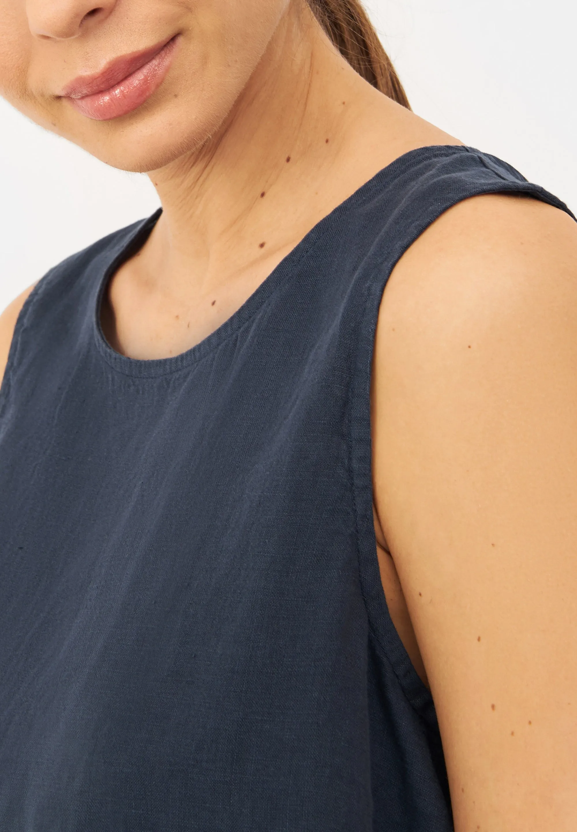 Top GBDOROTHY In Linen With Back Detail - Midnight Blue (Linen) Givn Berlin
